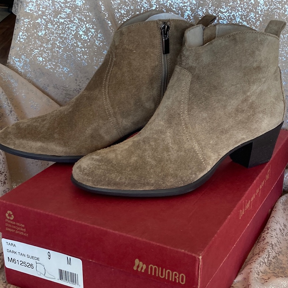 New Murno Tara dark tan suede booties